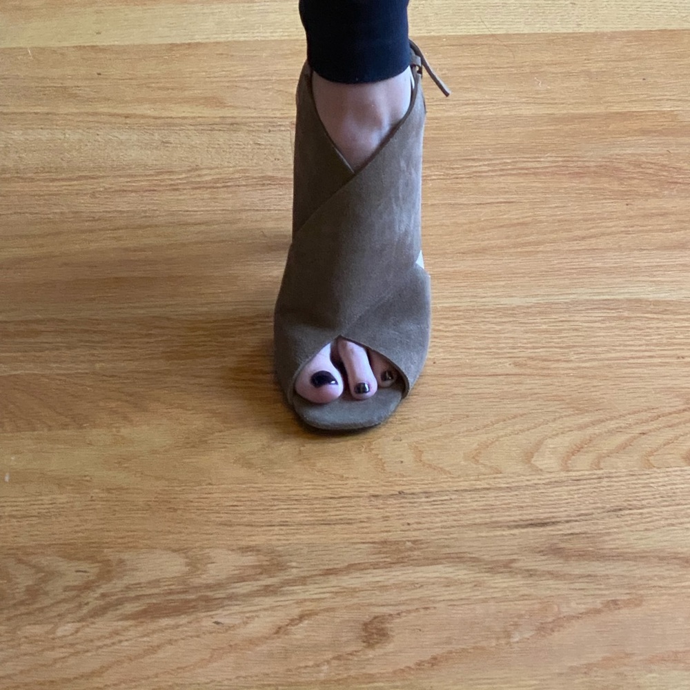 Never worn! - Picture 2 of 5